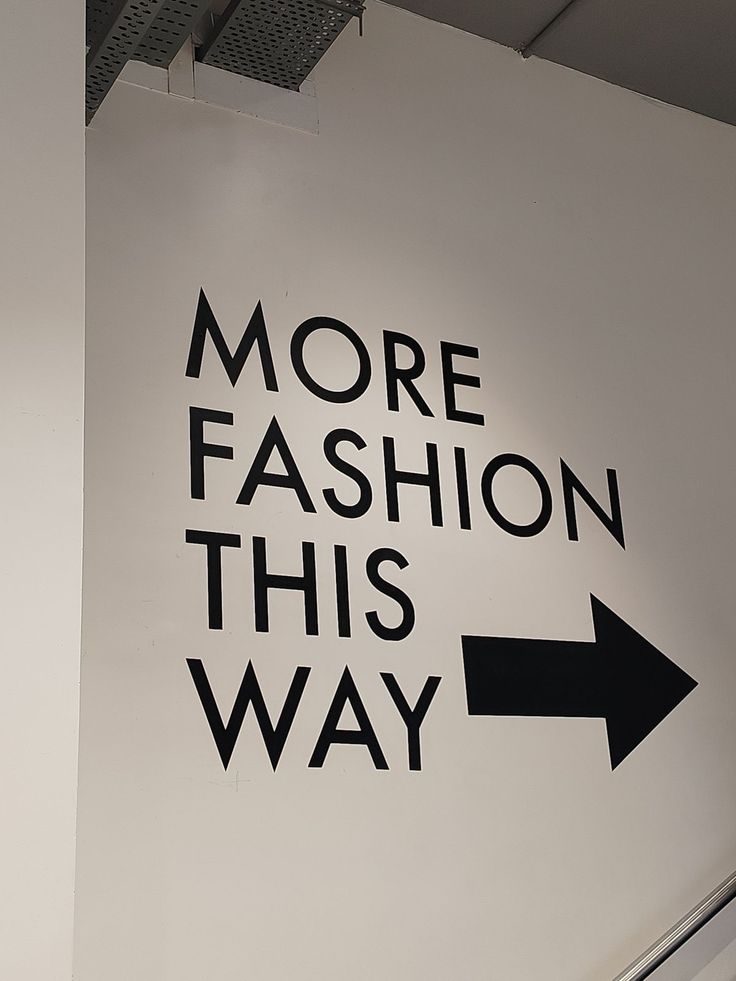 Надпись More fashion this way